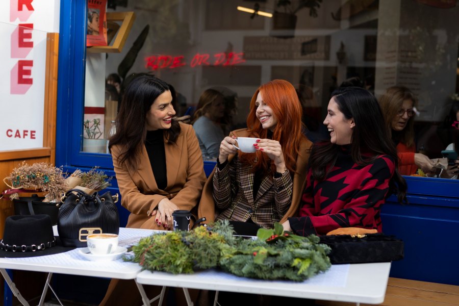 Τhe British Touch: Τρεις φίλες απολαμβάνουν τον καφέ τους παρέα με το πιο κομψό fashion brand