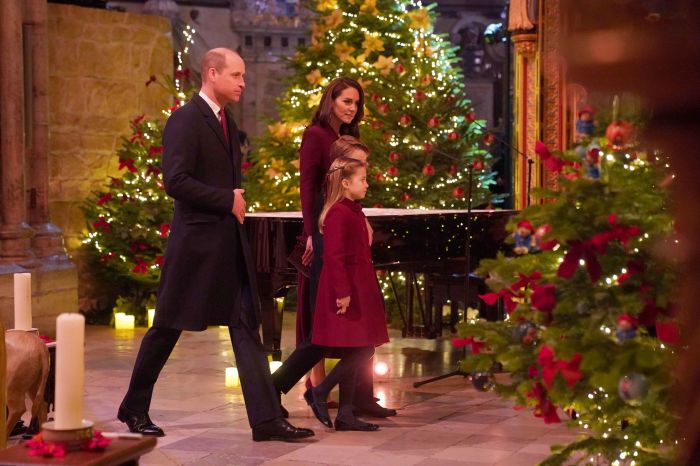 Η Kate Middleton φόρεσε το απόλυτο σακάκι των γιορτών με μαύρες παγιέτες και χρυσές λεπτομέρειες