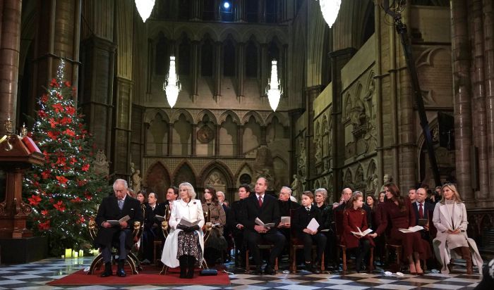 Η Kate Middleton φόρεσε το απόλυτο σακάκι των γιορτών με μαύρες παγιέτες και χρυσές λεπτομέρειες
