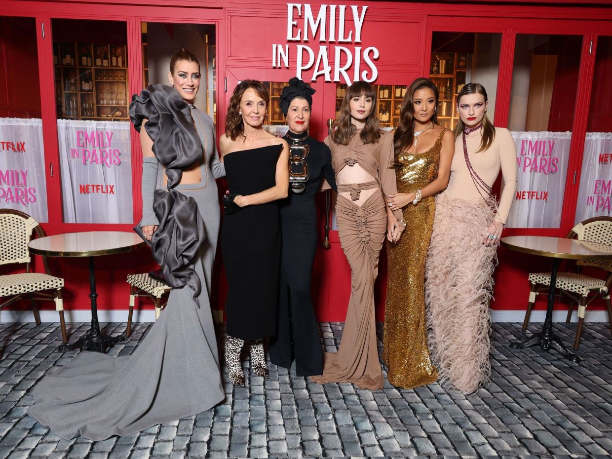 Emily in Paris: Lily Collins & Ashley Park έλαμψαν στο κόκκινο χαλί  Τα εντυπωσιακά looks