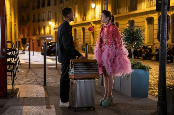 «Emily in Paris» fever: Στην τρίτη σεζόν η Emily μεταμορφώνεται σε Παριζιάνα και αλλάζει το στυλ της