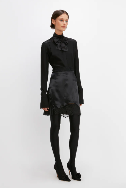 Η μαύρη φούστα της Victoria Beckham έχει κάτι από το slip dress που φόρεσε στο γάμο του Brooklyn