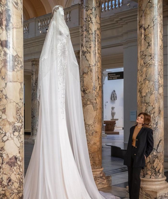 Το Victoria and Albert Museum κάνει το δικό του countdown με ένα 12 festive φόρεματα έργα τέχνης