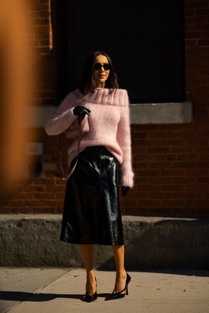 Midi φούστα + πουλόβερ: Οι πιο κομψοί συνδυασμοί για να φορέσεις την πρώτη εβδομάδα του χρόνου