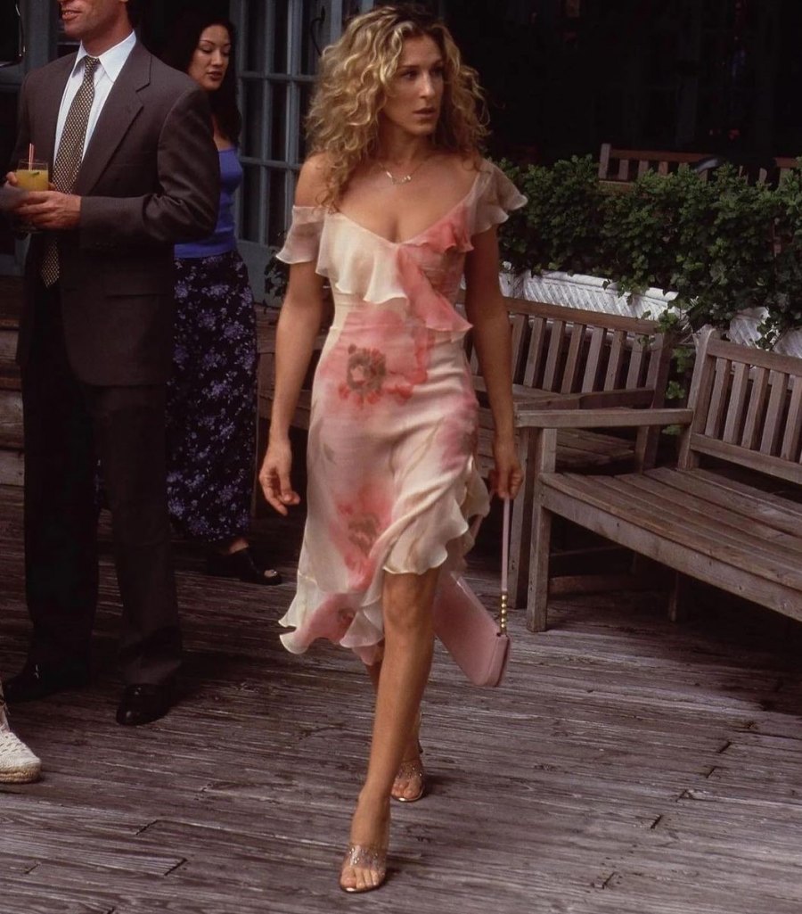 Το 00s φόρεμα της Sienna Miller μας θύμισε ένα από τα signature looks της Carrie Bradshaw