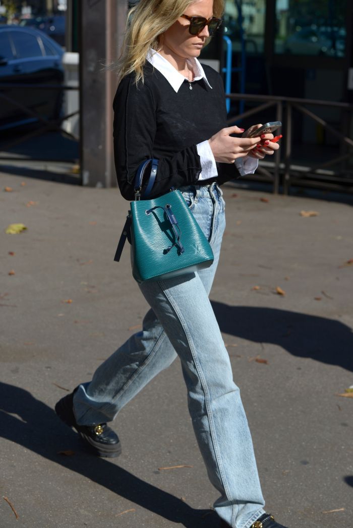 Mom jeans + loafers: Ο συνδυασμός που θα μεταμορφώσει το πρωινό look του γραφείου