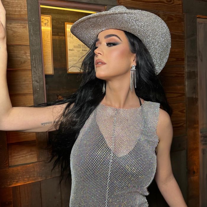 Η Katy Perry ντύθηκε "διαστημικός" cowboy και μόλις έκανε ίσως το χειρότερο look της καριέρας της
