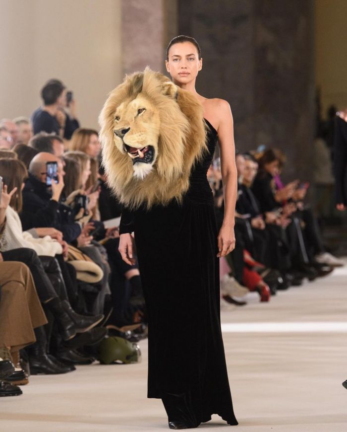 Schiaparelli Couture S23: Τελικά υπάρχει εξήγηση για τα κεφάλια ζώων που είδαμε στο catwalk;