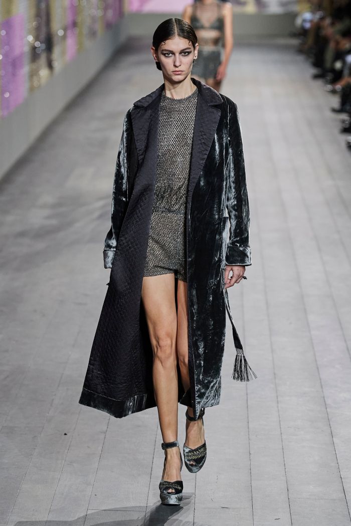 Τα 20s ξαναζωντάνεψαν στο catwalk του οίκου Dior με την couture να παίρνει μια νέα minimal αισθητική
