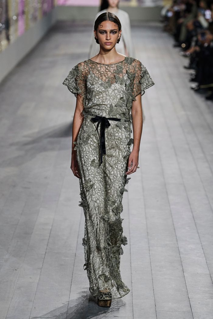 Τα 20s ξαναζωντάνεψαν στο catwalk του οίκου Dior με την couture να παίρνει μια νέα minimal αισθητική