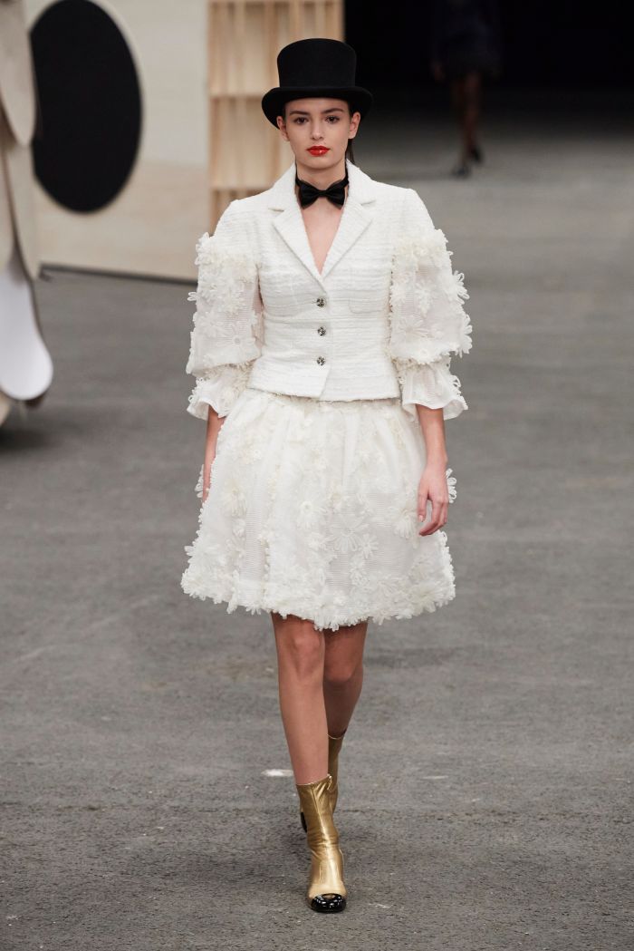 Chanel Haute Couture SS23: Μία αναμενόμενα elegant συλλογή που στήθηκε στο σαλόνι της Coco Chanel