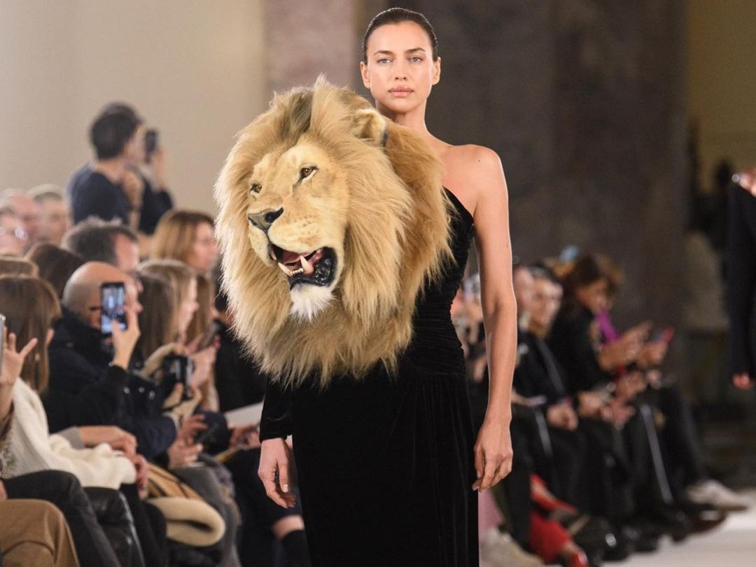 Schiaparelli Couture S23: Τελικά υπάρχει εξήγηση για τα κεφάλια ζώων που είδαμε στο catwalk;