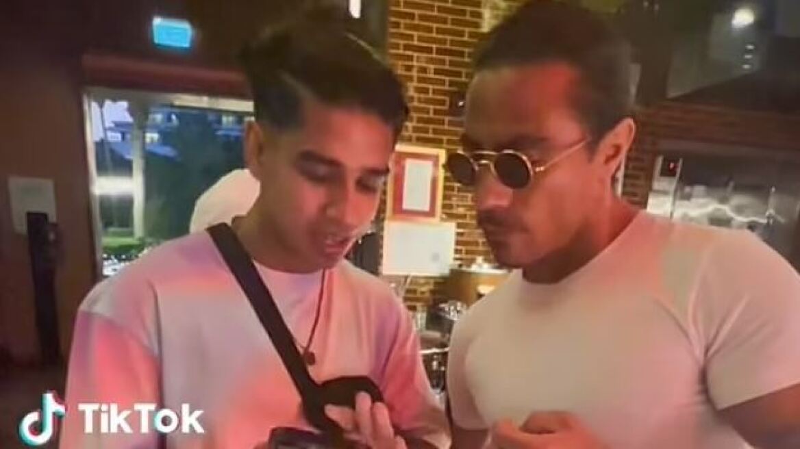 Salt Bae: Σνόμπαρε μεγάλο θαυμαστή του επειδή δεν ήταν διάσημος – Το βίντεο που τον εκθέτει ξανά