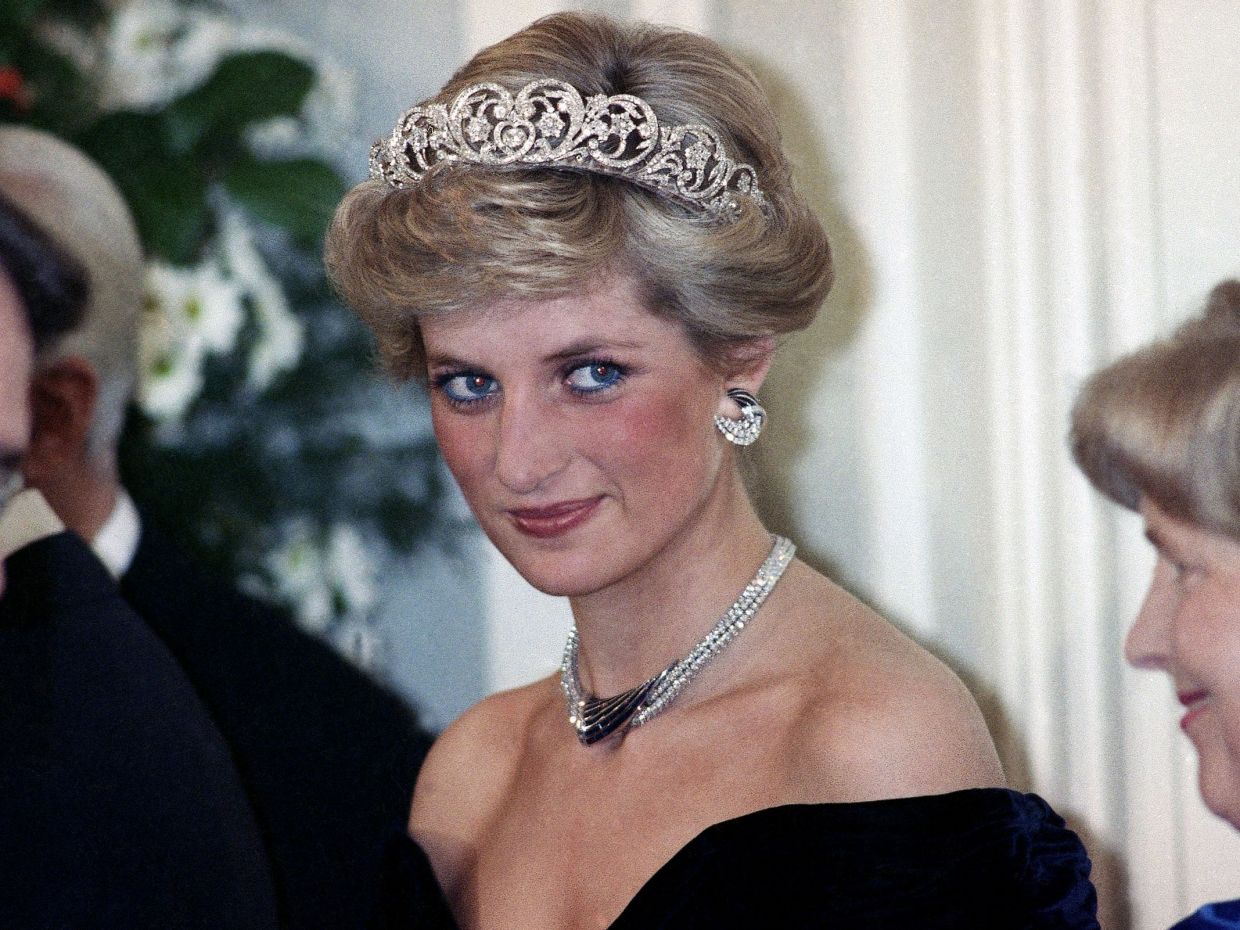 Όταν η πριγκίπισσα Diana δημιούργησε τη δική της σχολή «revenge dressing» με ένα μικρό μαύρο φόρεμα