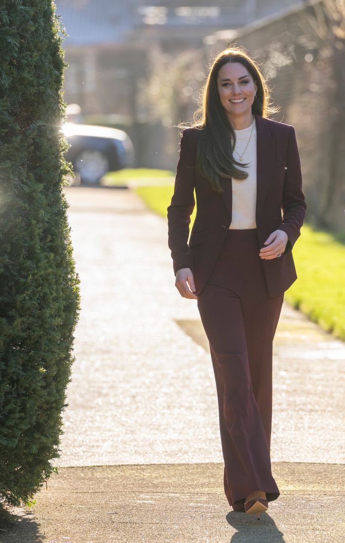 Kate Middleton: Το κόκκινο κοστούμι προστέθηκε στη λίστα με τις μονόχρωμες power suit εμφανίσεις της