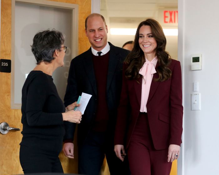 Kate Middleton: Το κόκκινο κοστούμι προστέθηκε στη λίστα με τις μονόχρωμες power suit εμφανίσεις της