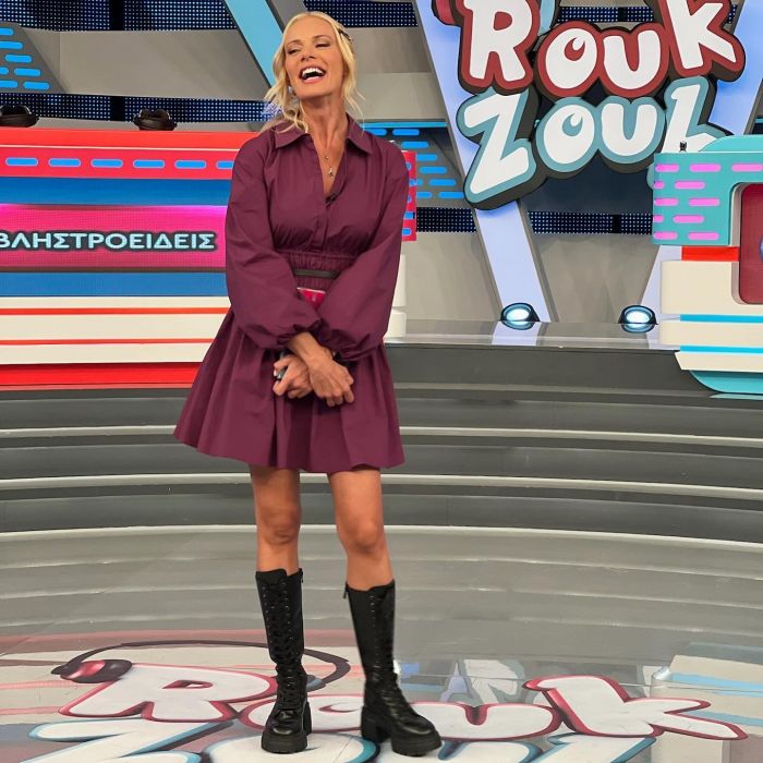 Skinny τζιν παντελόνι: Η Ζέτα Μακρυπούλια επιβεβαιώνει ότι είναι τάση και το συνδυάζει με μπότες