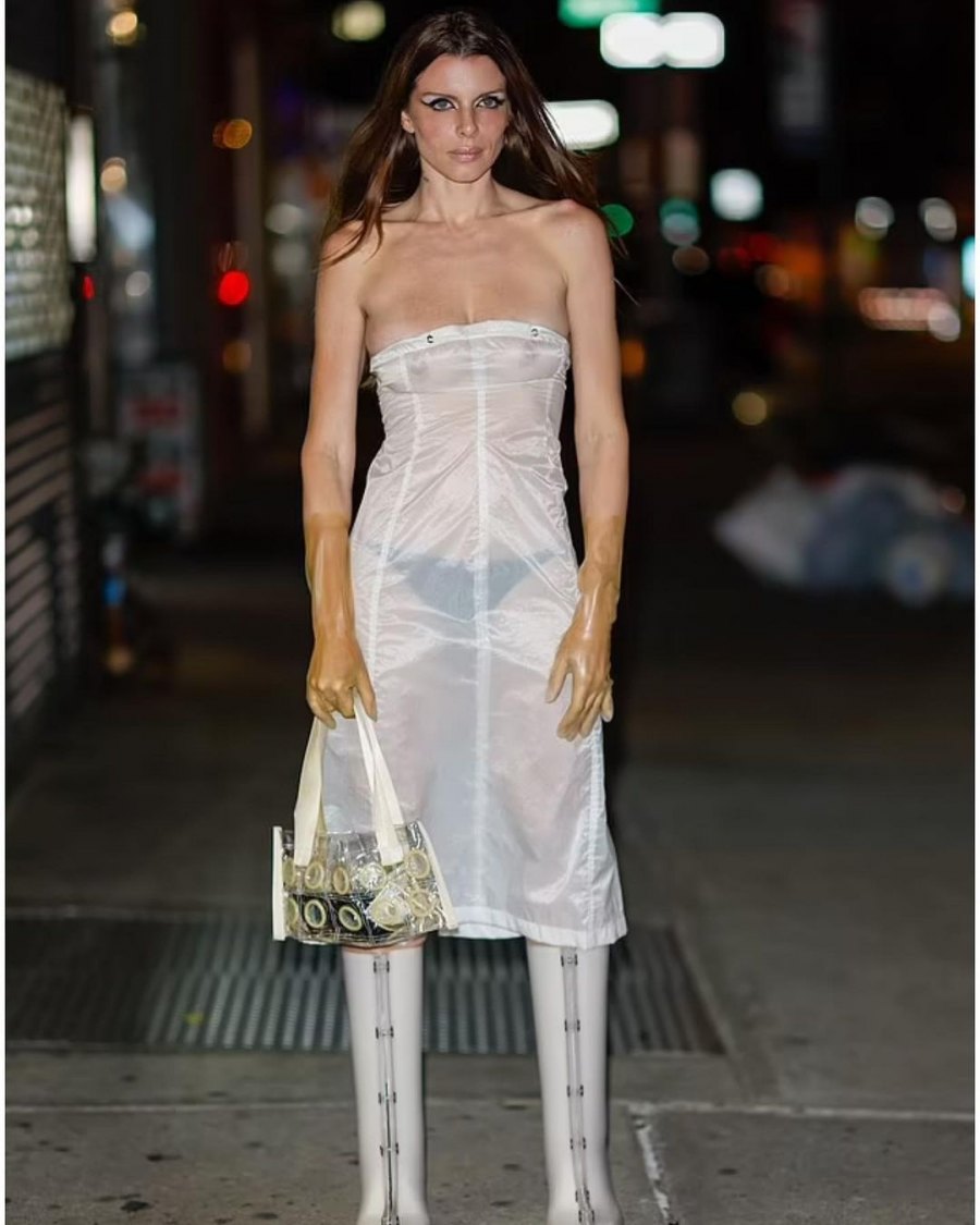 Το φαινόμενο Julia Fox ξαναχτύπησε στη NYFW ντυμένη άλογο, με μία τσάντα φτιαγμένη από προφυλακτικά