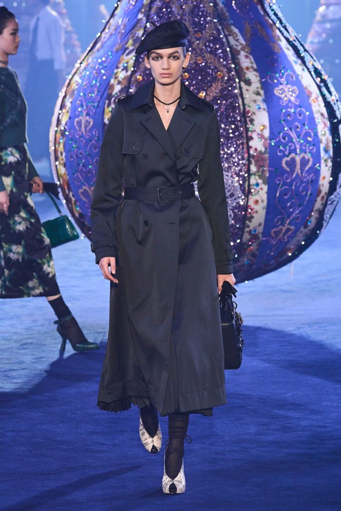 #PFW: Η simple chic συλλογή του Dior και ένα σύγχρονο «working girl» στο catwalk του Saint Laurent