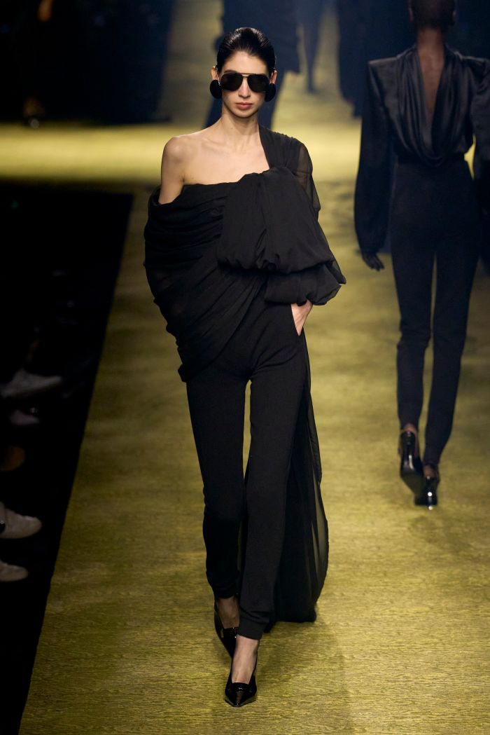 #PFW: Η simple chic συλλογή του Dior και ένα σύγχρονο «working girl» στο catwalk του Saint Laurent