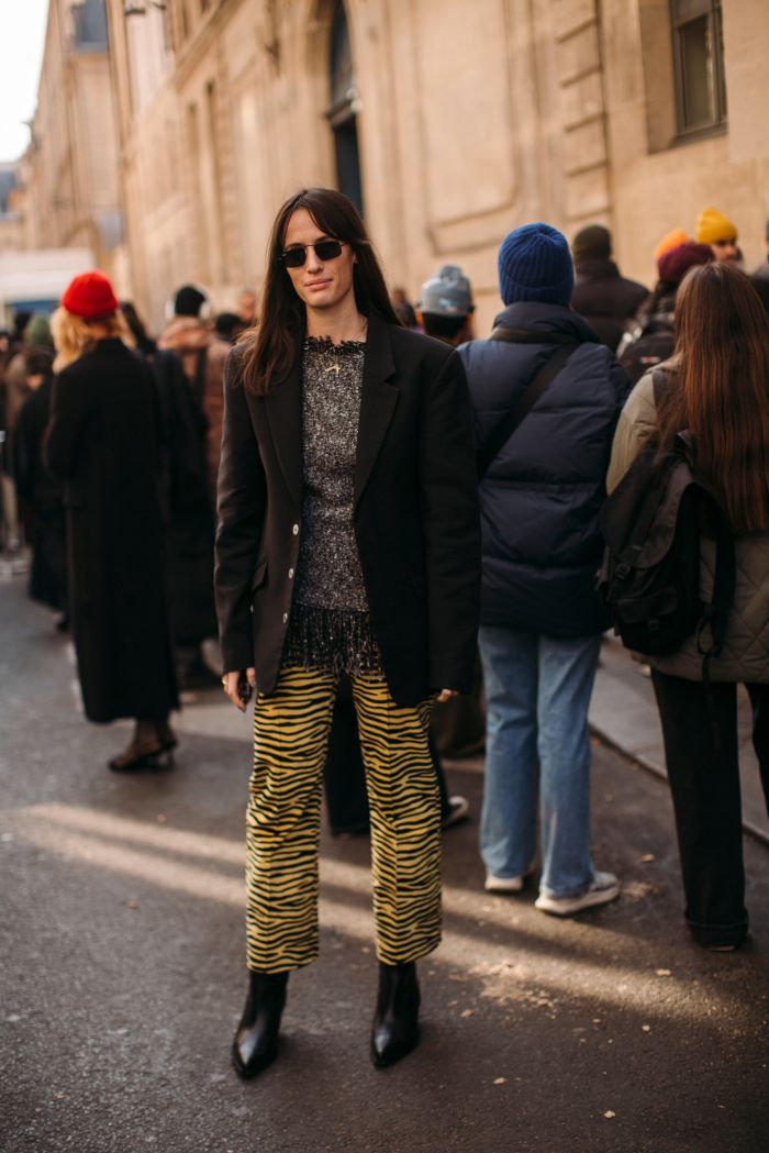 Τι θα φορέσουμε τον Μάρτιο; Οι κορυφαίες τάσεις του μήνα από το street style του Paris Fashion Week