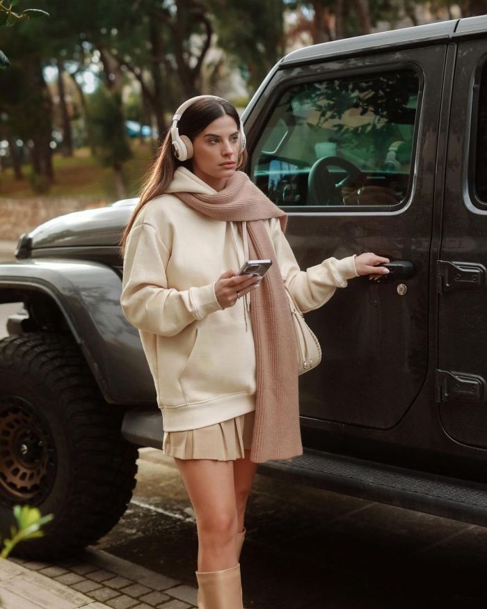 Χριστίνα Μπόμπα: Το total τζιν σύνολο με mini φούστα και rock μπότες