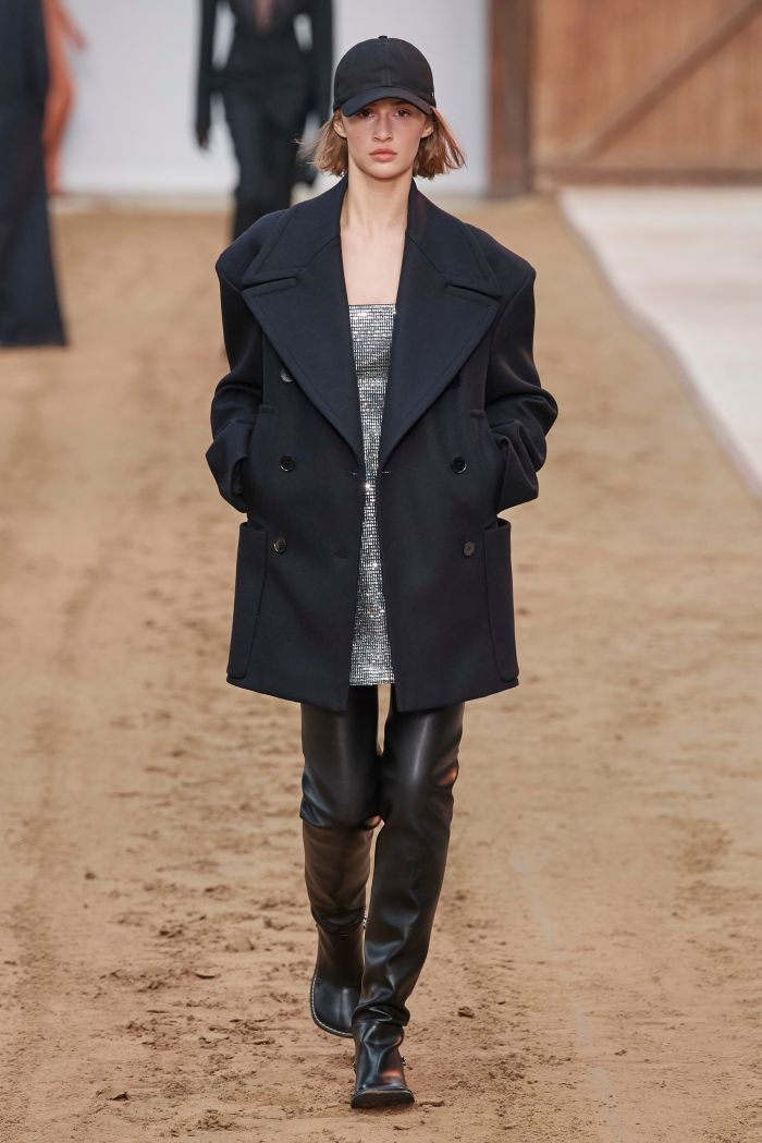 Ο Louis Vuitton εξερευνά το σύγχρονο Parisian chic ενώ η Stella McCartney επιστρέφει με Y2K διάθεση
