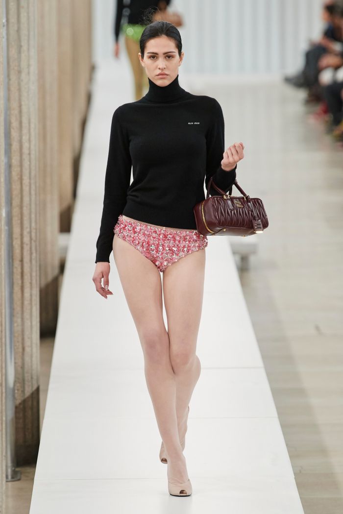 H Chanel ανακαλύπτει ξανά την καμέλια ενώ ο Miu Miu αποφάσισε ότι δεν χρειαζόμαστε κανένα παντελόνι