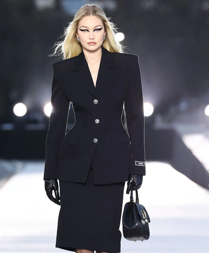 Η Donatella Versace επιστρέφει στη luxurious κομψότητα στο νέο show του οίκου στο Λος Άντζελες