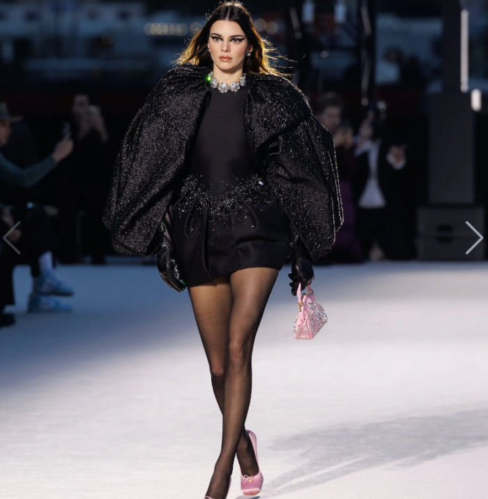 Η Donatella Versace επιστρέφει στη luxurious κομψότητα στο νέο show του οίκου στο Λος Άντζελες