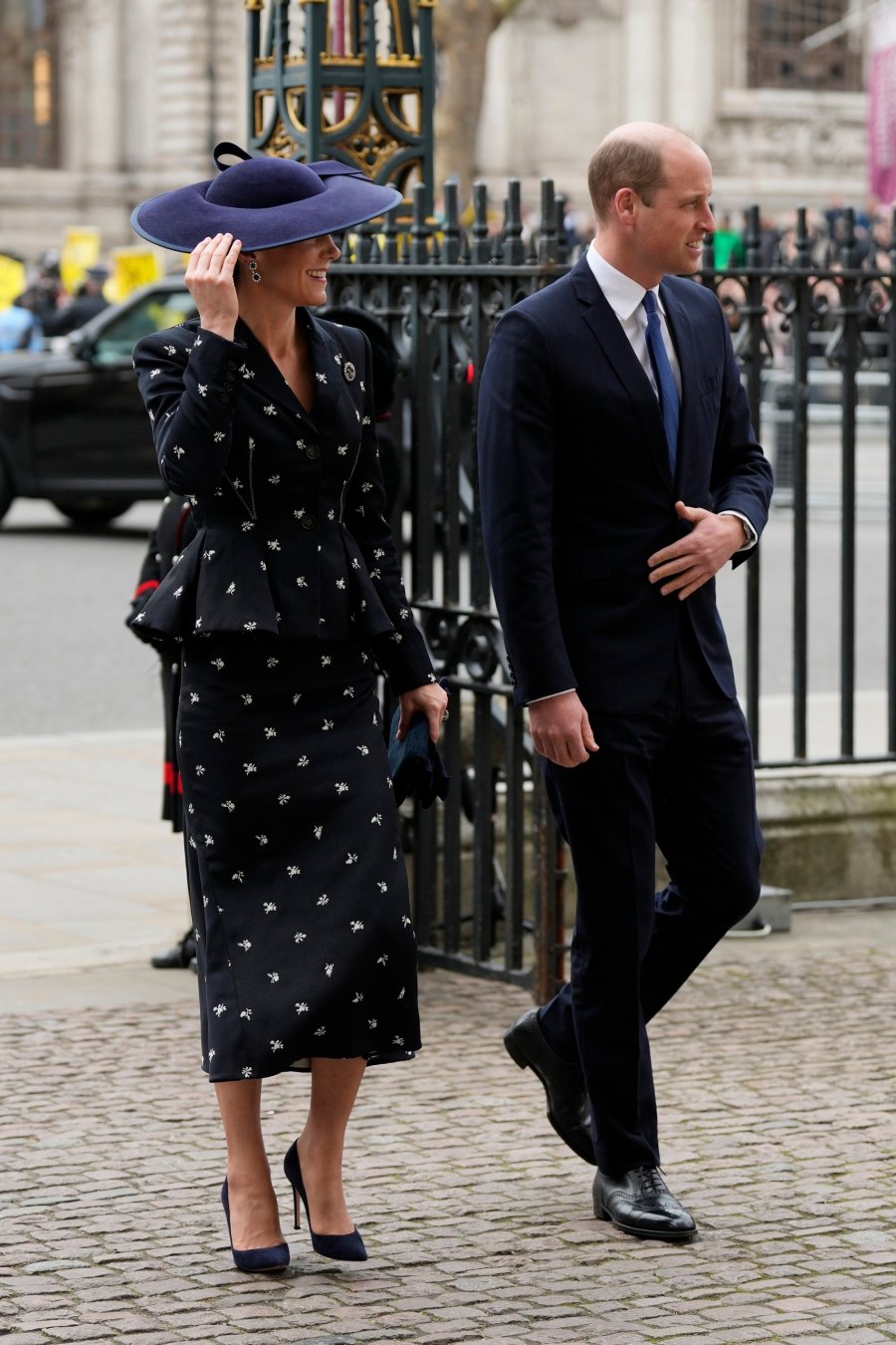 Η Kate Middleton επιστρέφει στα πανάκριβα looks της με ένα κομψό ταγιέρ κατευθείαν από την πασαρέλα