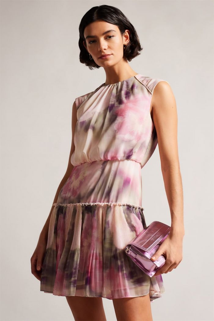 Οδηγός αγοράς: Τα floral φορέματα της άνοιξης κυκλοφόρησαν και έχουμε τις 10 πιο stylish επιλογές