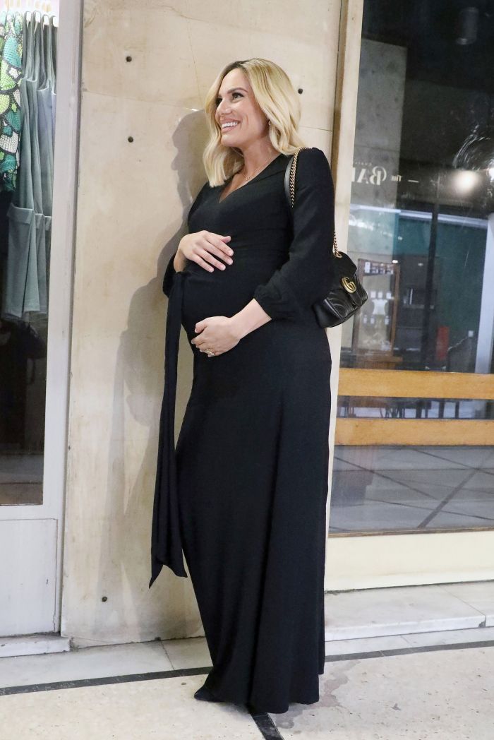Ιωάννα Μαλέσκου: Με total black αποδεικνύει ότι μπορούμε να φορέσουμε μαύρο και στην εγκυμοσύνη