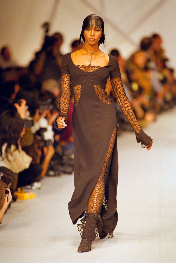 Τα catwalks των 90s γίνονται ξανά viral  Τι γίνεται τελικά με την αποκαθήλωση των super models;
