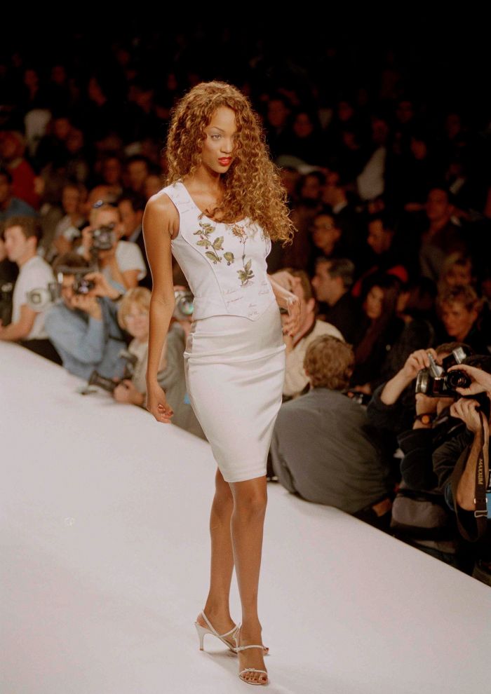 Τα catwalks των 90s γίνονται ξανά viral  Τι γίνεται τελικά με την αποκαθήλωση των super models;