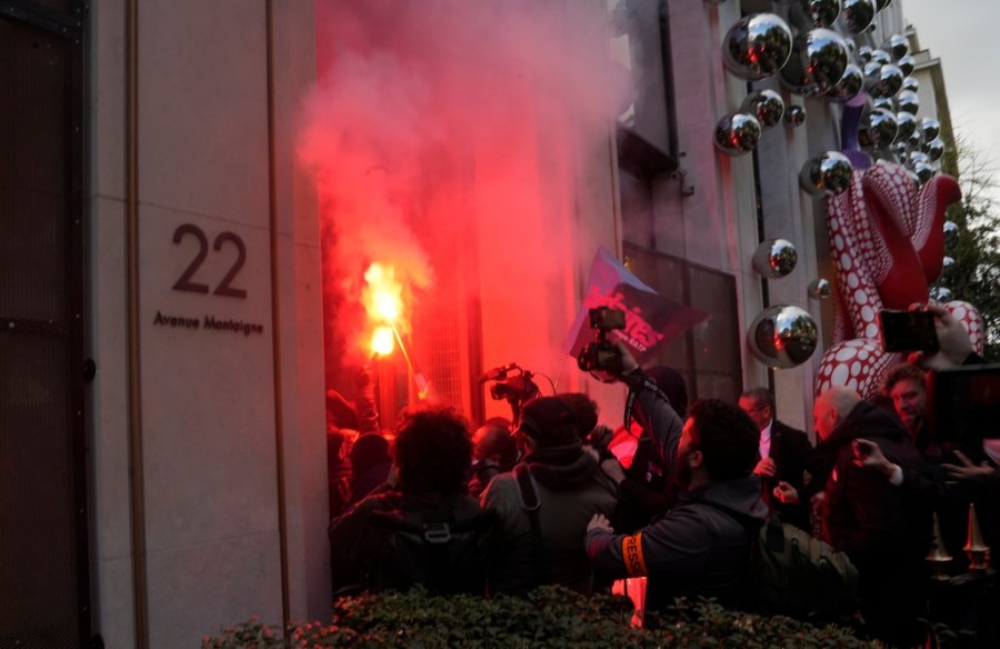 Διαδηλωτές καίνε κατάστημα του Louis Vuitton στο Παρίσι μετά την εκτίναξη των κερδών για τον LVMH