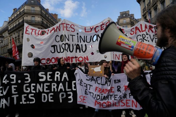 Διαδηλωτές καίνε κατάστημα του Louis Vuitton στο Παρίσι μετά την εκτίναξη των κερδών για τον LVMH