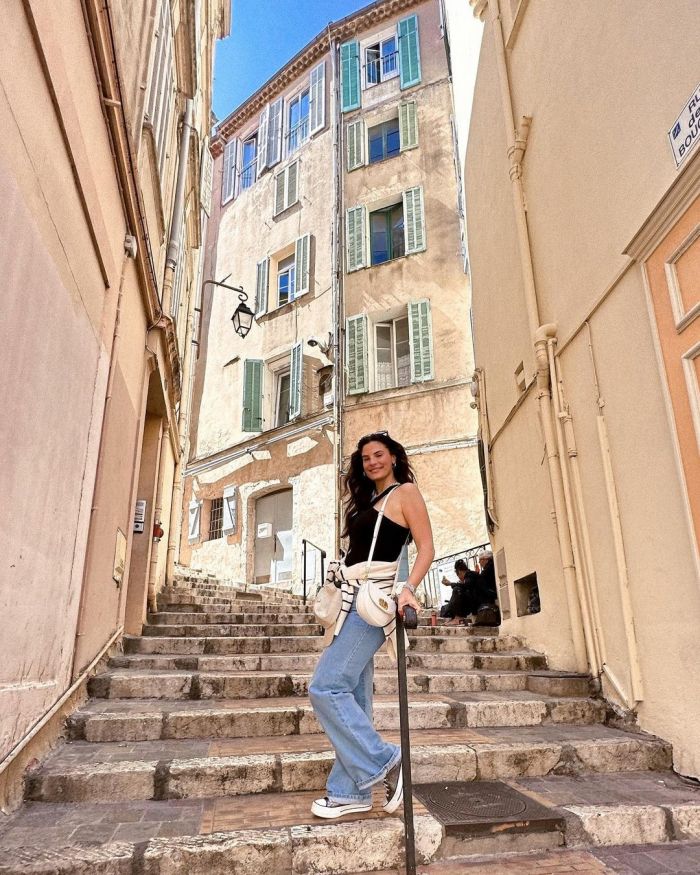 Η Χριστίνα Μπόμπα ταξίδεψε στη Γαλλία και πήρε μαζί της μόνο ένα τζιν παντελόνι