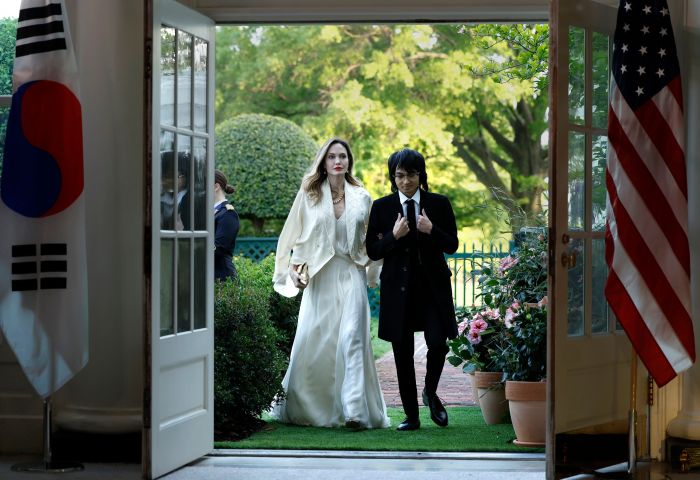 Η Angelina Jolie πήγε στον Λευκό Οίκο με το πιο αιθέριο, μπεζ φόρεμα και ασορτί σακάκι