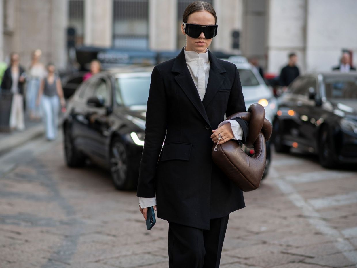 Όλοι μιλάνε για το quiet luxury trend  Είναι πράγματι τάση το να ντύνεσαι σαν «πλούσιος»;
