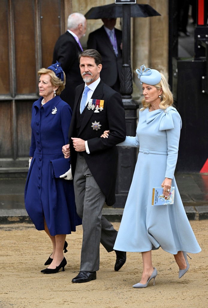 Marie Chantal και βασίλισσα Letizia ξεχώρισαν στη στέψη του Καρόλου με το λουκ τους