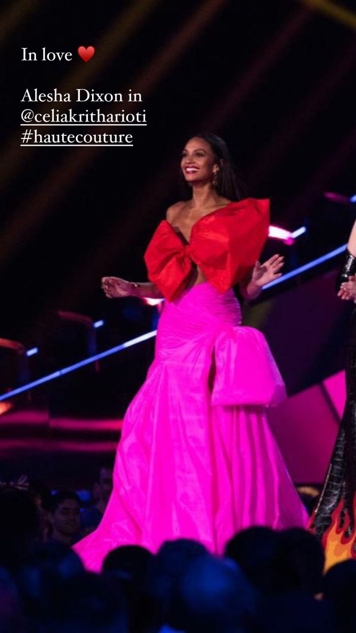 Eurovision 2023: Η Alesha Dixon με haute couture δημιουργία της Celia Kritharioti σε color blocking