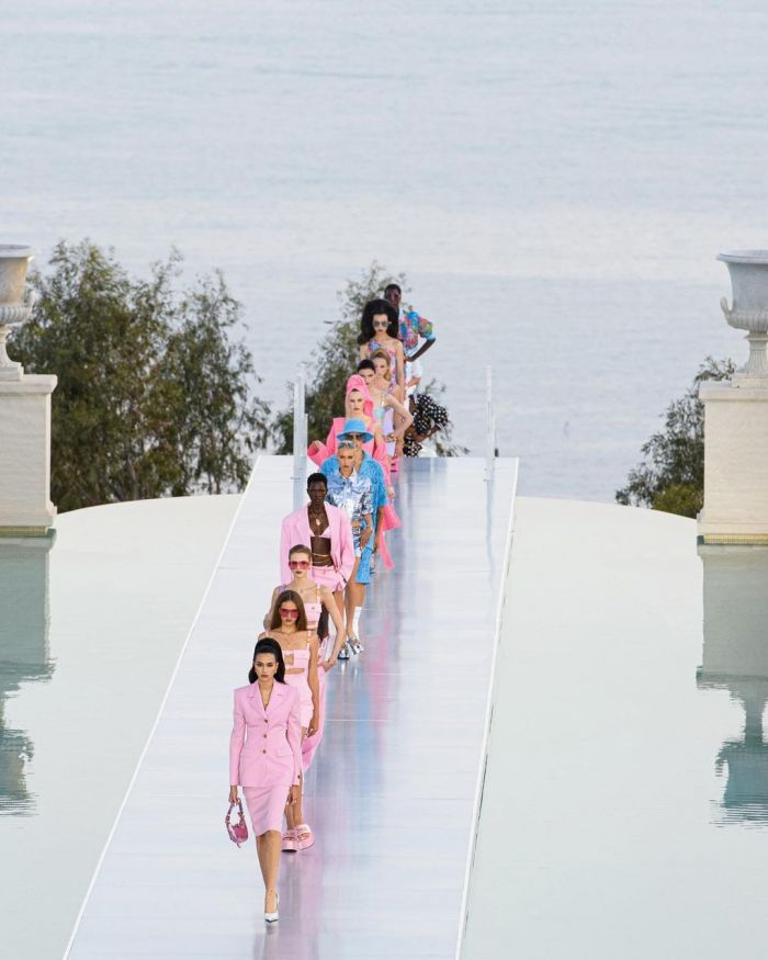 Η La Vacanza του οίκου Versace και της Dua Lipa μας προσκαλεί σε ένα καλοκαίρι γεμάτο pastel glam