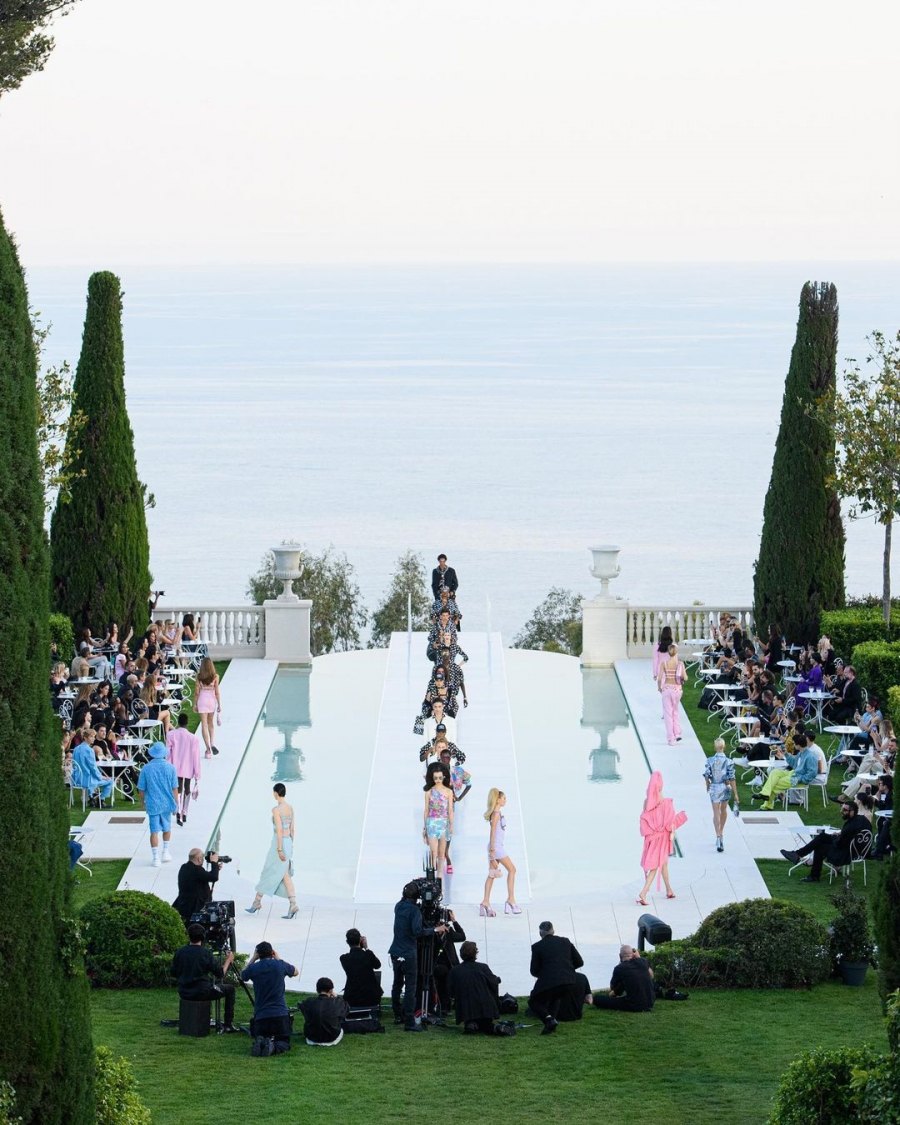 Η La Vacanza του οίκου Versace και της Dua Lipa μας προσκαλεί σε ένα καλοκαίρι γεμάτο pastel glam