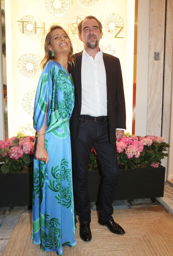 Η Τατιάνα Μπλάτνικ με φόρεμα καφτάνι και κομψά σανδάλια έφερε το καλοκαίρι