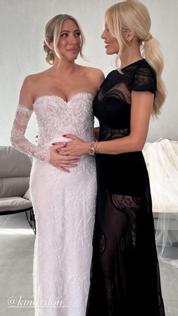 Η Κατερίνα Καινούργιου με μαύρο maxi φόρεμα έδειξε τι θα φορέσουμε στους γάμους του καλοκαιριού