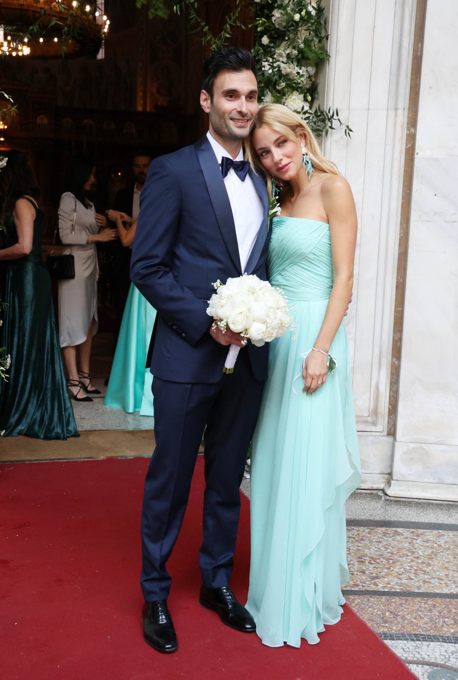 Τιρκουάζ: Η Δούκισσα και η Τέα Πρέλεβιτς έκαναν «twining» με το πιο stylish χρώμα για γάμο