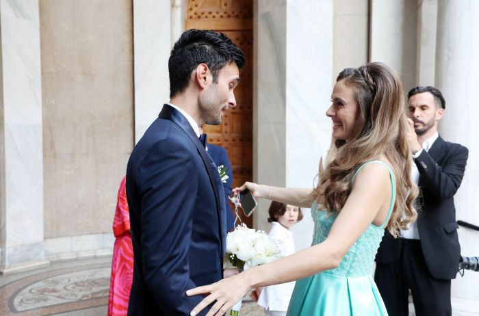 Τιρκουάζ: Η Δούκισσα και η Τέα Πρέλεβιτς έκαναν «twining» με το πιο stylish χρώμα για γάμο