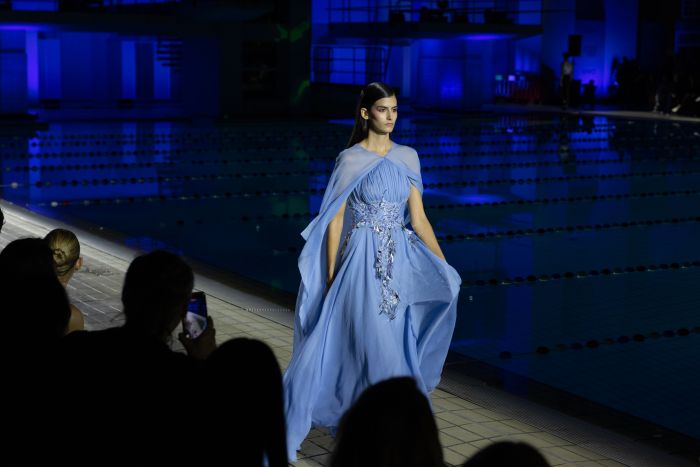 MI RŌ: Μία couture συλλογή που αντιπροσώπευε την ορμή του νερού, παρουσιάστηκε χθες στο ΟΑΚΑ