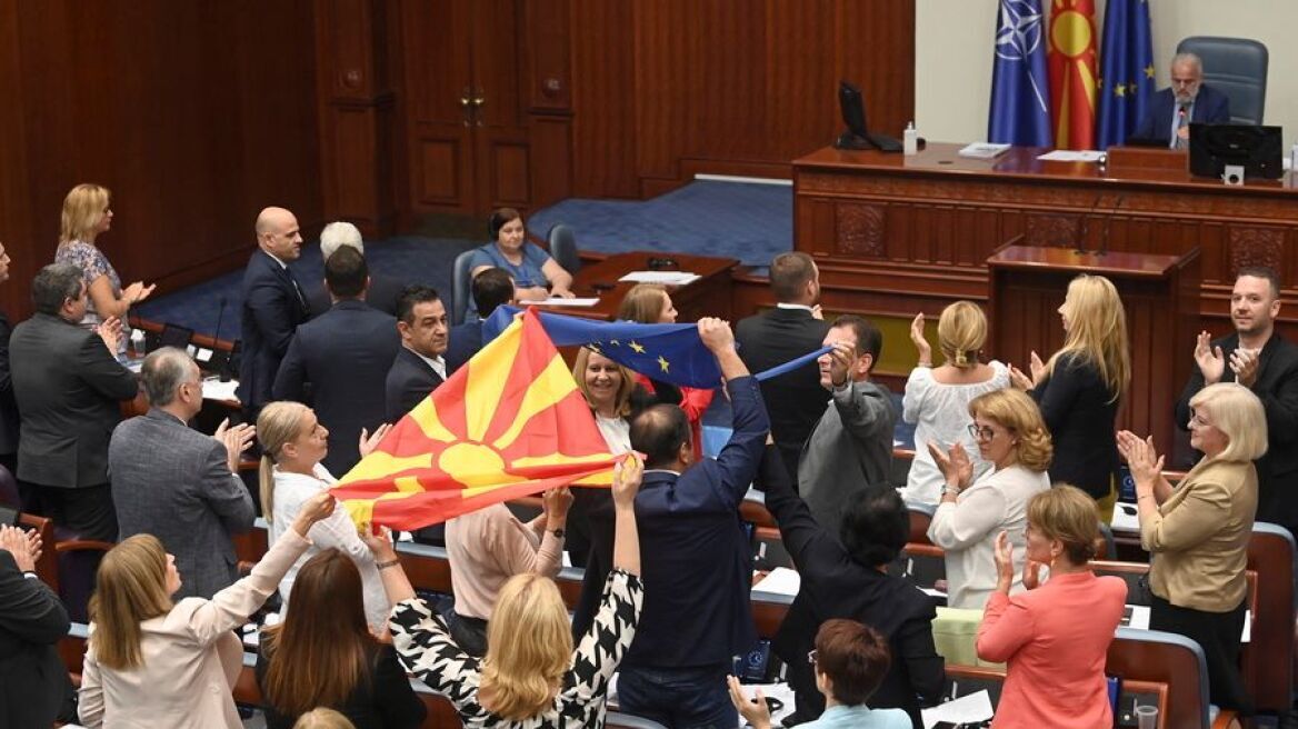 Βόρεια Μακεδονία: Έξι επιπλέον λαούς Βαλκάνιων, Εβραίων και Αιγυπτίων θέλει να προσθέσει στο Σύνταγμα